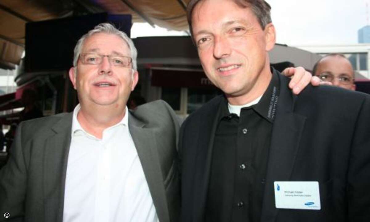 Reiner Schneck von Office Products und Michael Fidder von Samsung