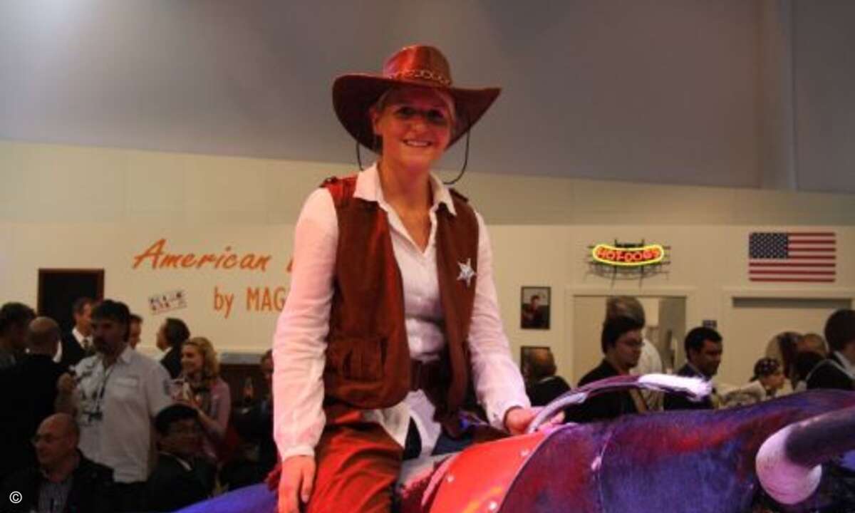 Das Cowgirl wagt den Ochsen-Ritt