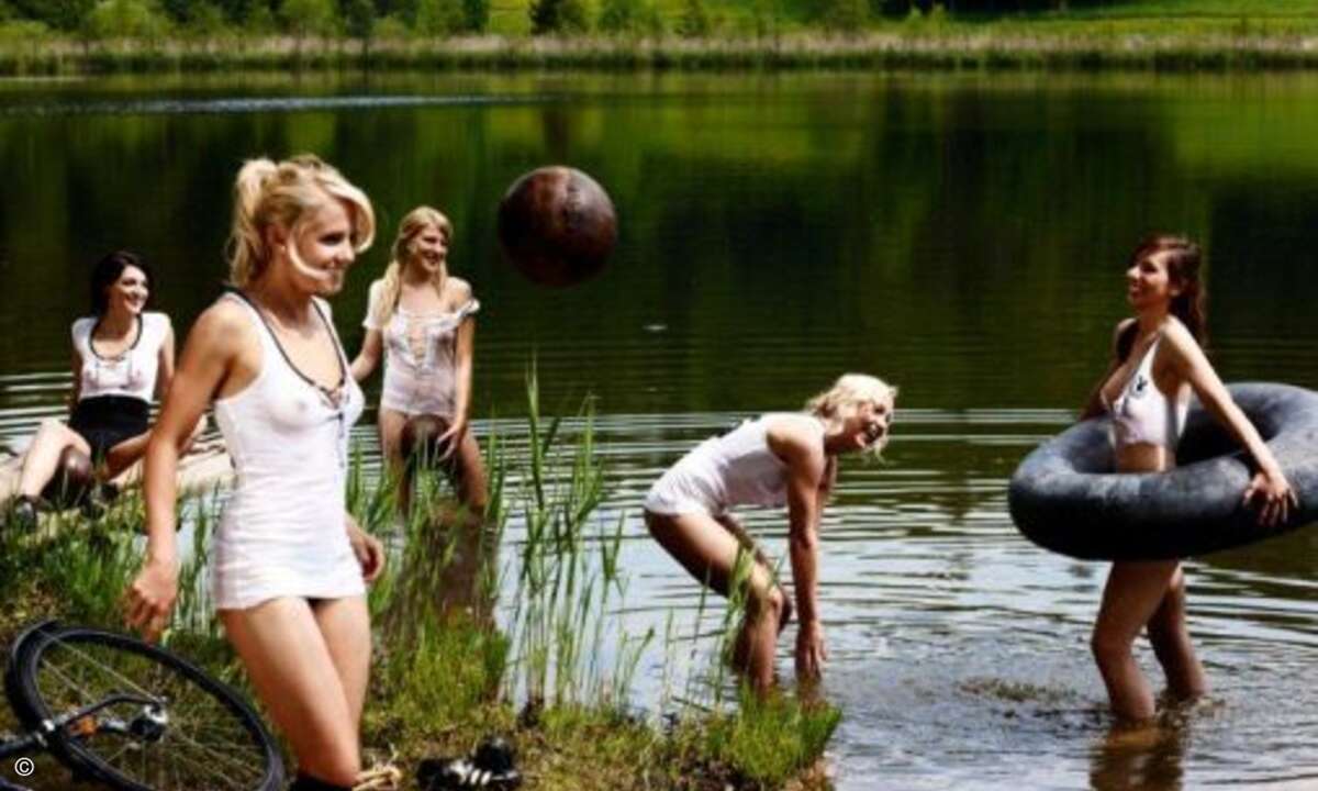 von links: Selina Wagner, Julia Simic, Annika Doppler, Kristina Gessat, Ivana Rudelic
Foto:  Sacha Höchstetter für Playboy 07/2011