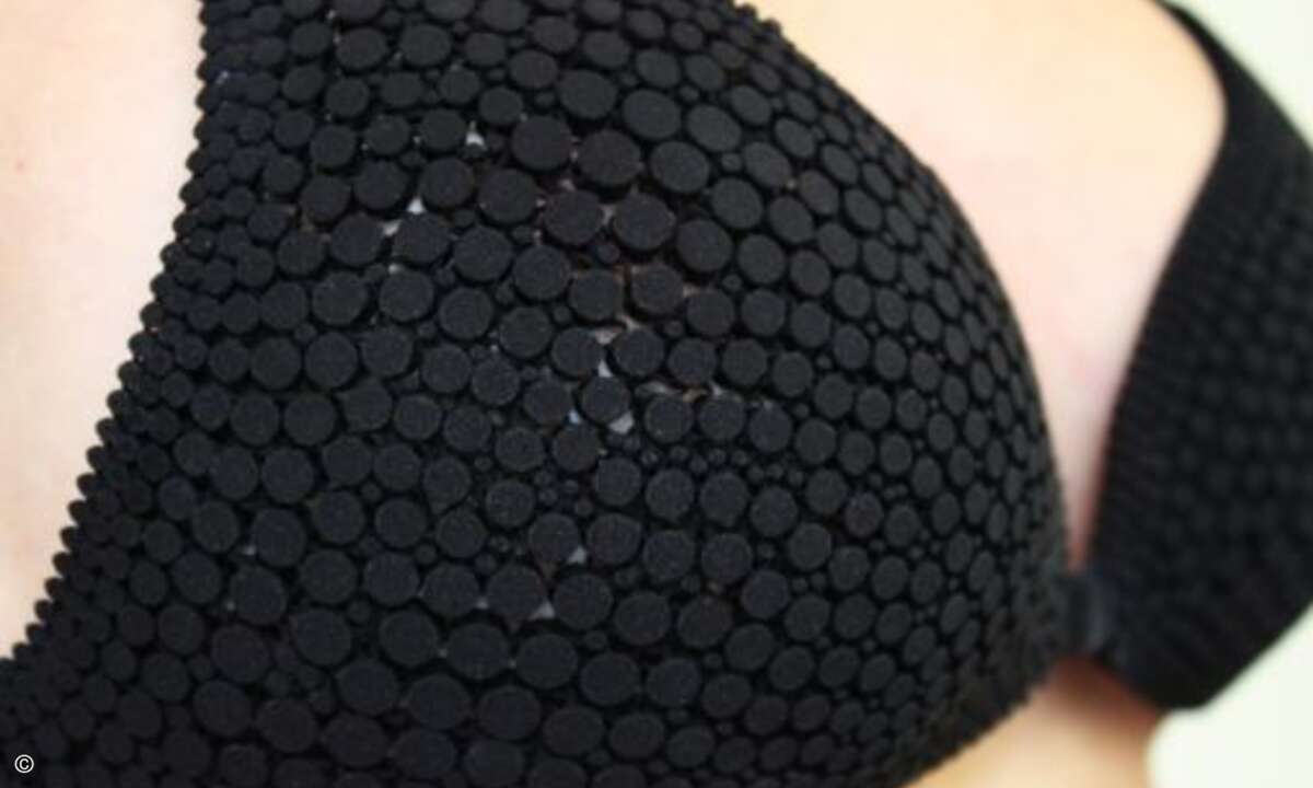 Der N12 besteht aus tausenden kleiner Plastikplättchen, die mit Nylonfäden verbunden sind