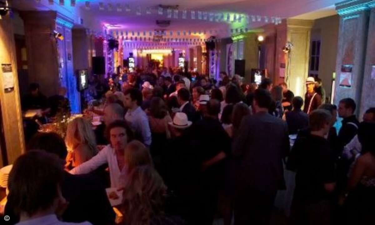 Sie wurde für die Party in das stilvolle Anwesen eines Mafiapaten verwandelt.