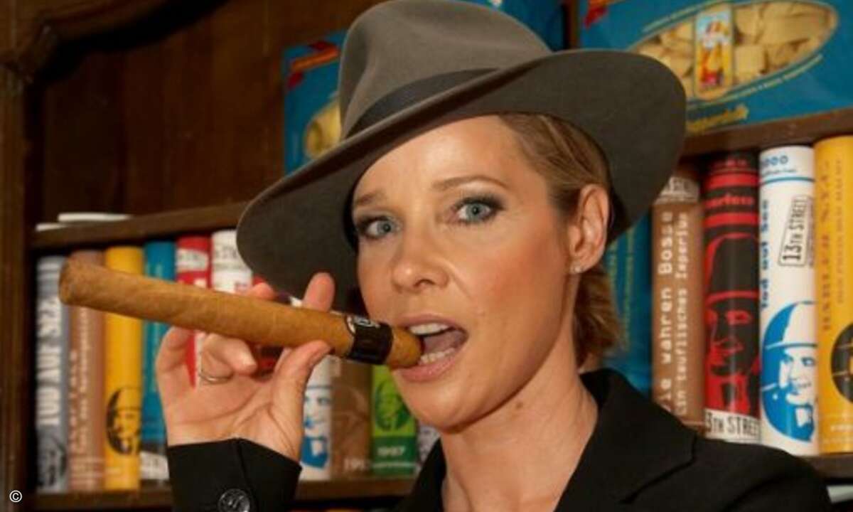 In passendem Gewand erschien zum Beispiel Schauspielerin Ann Katrin Kramer, um sich zunächst stilecht eine Zigarren zu gönnen …
