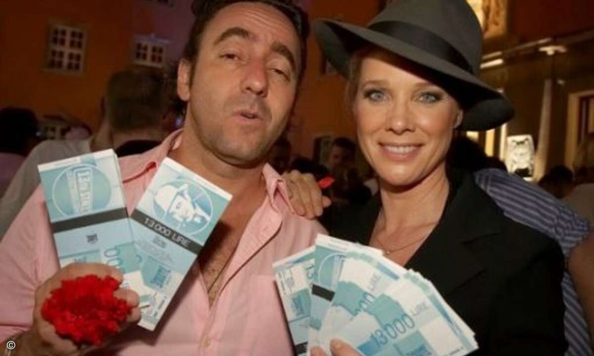 … und sich später gemeinsam mit dem Kollegen Dieter Landuris über die ersten Abendeinnahmen zu freuen.