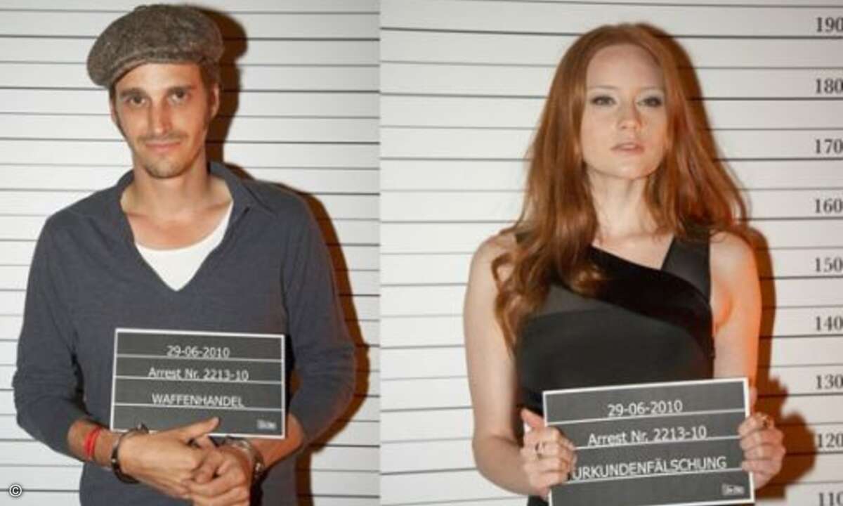 Aber vor Haftantritt galt es natürlich, die Identität festzustellen, wie hier bei Schauspieler Max von Thun und GNTM-Siegerin Barbara Meier.