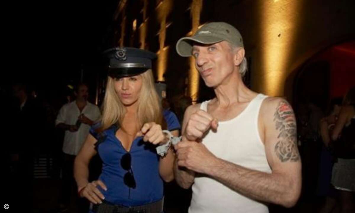 bevor er sich von Starlet Davorka Tovilo anketten ließ