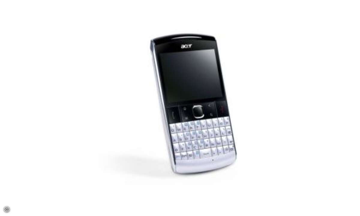 Nicht nur im Business-Umfeld gibt es Menschen, die mit ihrem Smartphone lieber tippen als telefonieren oder surfen. Da ist die vollwertige Qwertz-Tastatur des E210 mit ihrem deutlich spürbaren Druckpunkt besser geeignet als ein Touchscreen. Auch fu