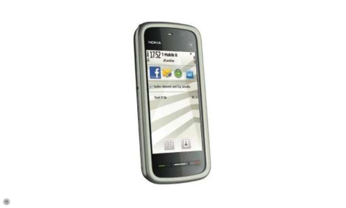 Das 5230 sieht dem 5800 Xpress Music (nächstes Bild) nicht zufällig so ähnlich: Im Kern handelt es sich um die gleiche Hardware. Die etwas preiswertere Variante 5230 haben die Finnen an ein paar Stellen abgespeckt. So bietet das S60-Smartphone mit