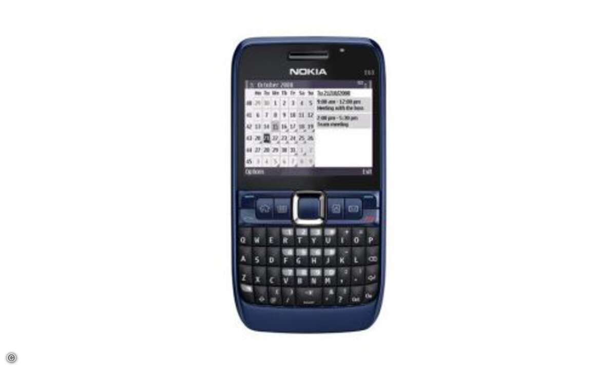 Auch dieses Nokia arbeitet mit der nicht besonders intuitiven S60-Oberfläche und begnügt sich mit einem kleinen, 320-mal-240-Pixel-Display. Es reagiert weder auf Berührung noch auf Druck; gesteuert wird nach alter Väter Sitte über die Tastatur. Sie i