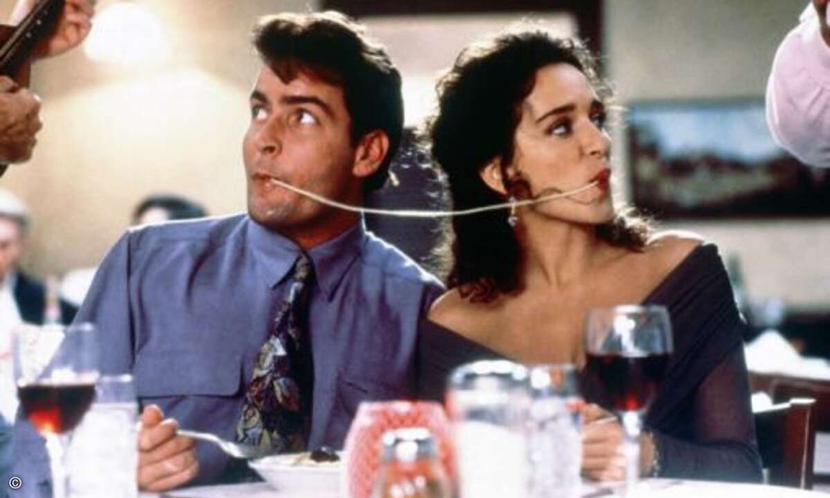 Platz 9:
Der notorische Playboy Charlie Sheen schaffte es mit dem eigenwilligen »Nasen-Nuckler« Kuss mit seiner Filmpartnerin Valeria Golino’s aus Hot Shots 2 gerade noch unter die Top 10.