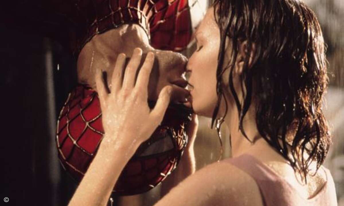 Platz 8:
Obwohl er oft als der vermeintlich perfekte romantische Kuss beschrieben wird, schaffte es der klebrige Überkopf-Kuss zwischen Spiderman Tobey Maguire und Kirsten Dunst nur auf den achten Platz im Zuschauer-Voting. Vielleicht hätte man doc