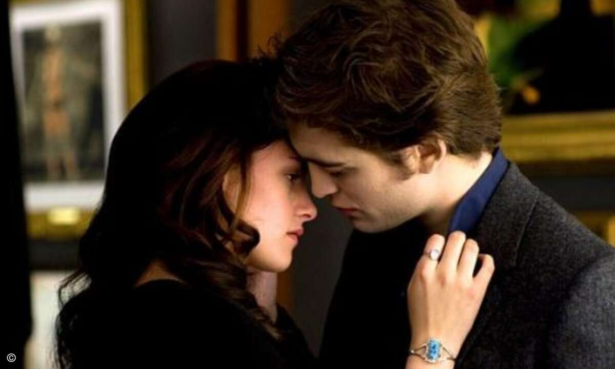 Platz 4:
Vampire können zwar gut beißen, aber Küssen können Sie deswegen – Sorry, liebe weibliche Vampirfans – nicht unbedingt. Dies zeigt sich auch am furchtbar verklemmten Kuss von Bella und Edwards in »Biss zum Morgengrauen«, den die Zuschauer au