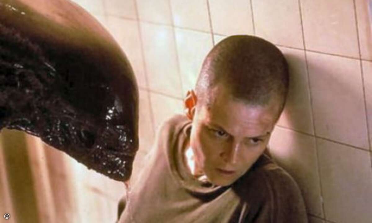 Platz 2:
Nicht von dieser Welt ist der (beinahe-) Kuss zwischen Sigourney Weaver und der Alienmutter, die ihr in Alien 4 fast schon zärtlich über die Wange streicht.