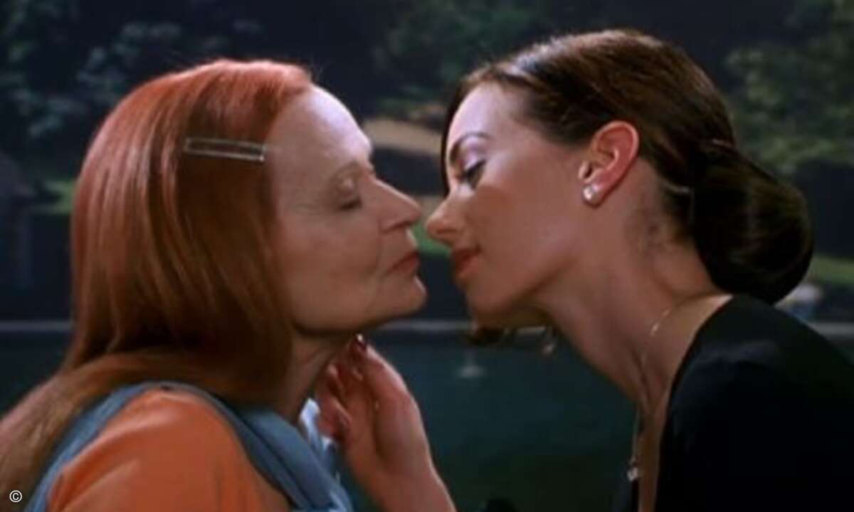 Platz 1:
Am liebsten sehen die Videothekenkunden allerdings den Kuss, mit dem Mia Kirshner in »Nicht noch ein Teenie Film« einer alten Dame nur zeigen will, wie ein erotischer Kuss funktioniert. Der wahrscheinlich schleimigste Kuss aller Zeiten.