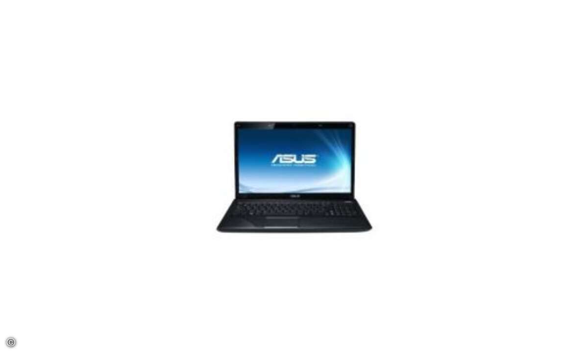 Das Asus A52JE-EX214V ist ein 15,6-Zoll-Notebook. Als Prozessor werkelt ein Intel Pentium Dual Core P6100 mit 2 GHz, Grafikkarte ist eine ATI HD 5470, die Festplatte hat 320 GByte Kapazität, als Arbeitsspeicher sind 4GByte RAM eingebaut. Blu-ray-Play