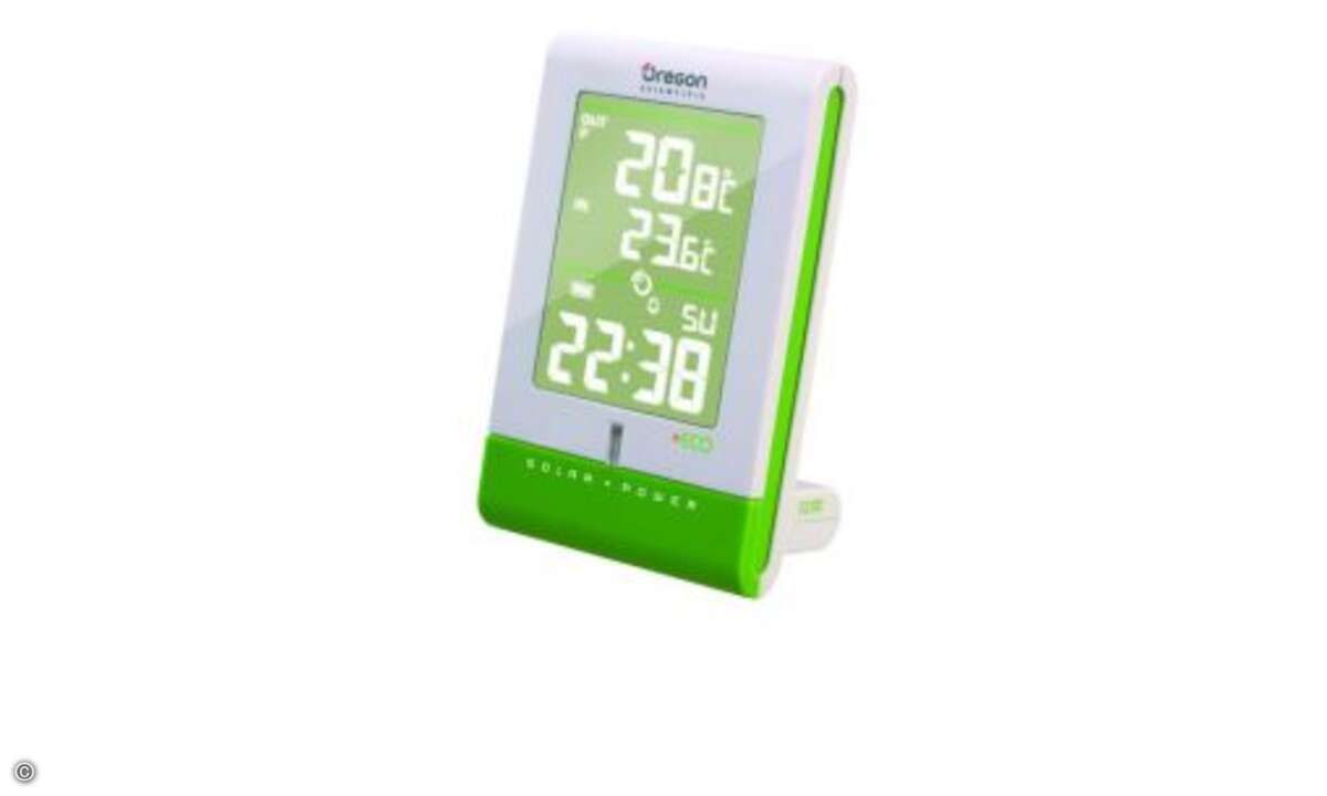Die Uhr RMR331ES von Oregon Scientific bezieht ihren Strom aus Solarenergie. Um die Basiseinheit aufzuladen, lässt sich der Sonnenkollektor einfach und schnell abnehmen. Neben der Temperatur bietet das Gerät eine Wettervorhersage-Funktion und ist obe