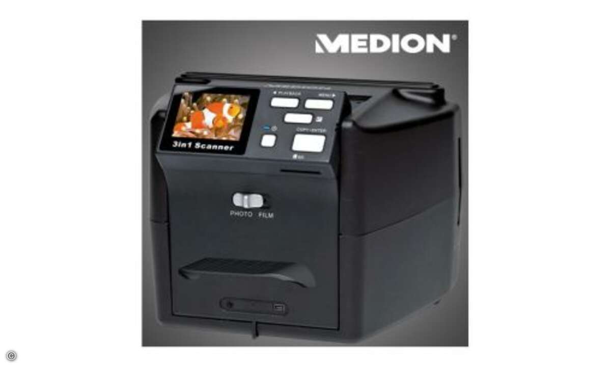Der Medion P82009 (MD 86372) scannt Dias, Fotos und Negative mit maximal 1800 dpi. Das Gerät wird über ein Display bedient und verfügt über einen TV-Ausgang. Mitgliefert werden je 1 Filmhalter für Dias und Filmstreifen und 3 Fotohalter. Über den inte