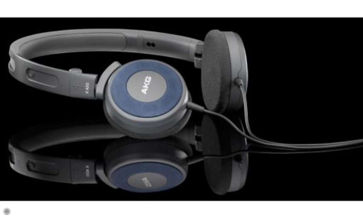 AKG K 420
Egal ob Rock, Jazz oder Klassik – der AKG spielt dynamisch und zeichnet tolle Klangfarben. Die etwas schlanke Basswiedergabe mag man ihm angesichts des Spaß-Faktors gerne verzeihen.
AUDIO 12/2009
70 Punkte
55 Euro