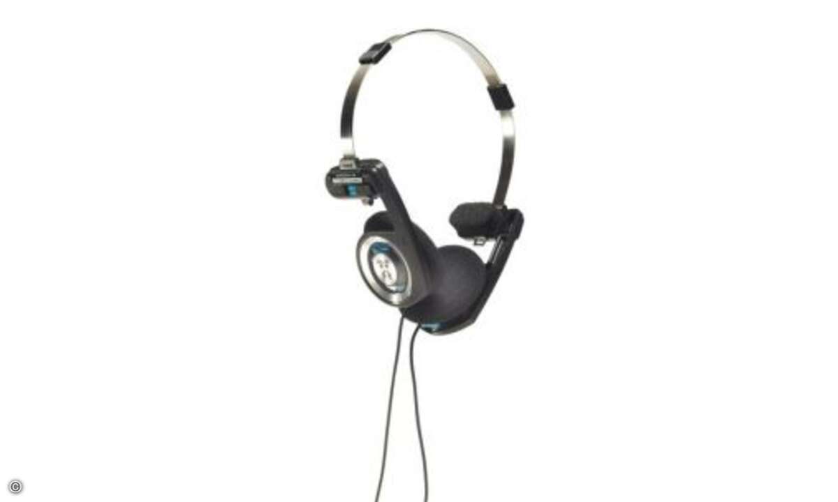Koss Porta Pro
Das Vorbild aller heutigen Klapp-Kopfhörer - und zudem ein echtes Kultobjekt in 80er-Jahren-Design.
Klanglich stemmen die kompakten Muscheln einen erstaunlich erwachsenen,warmen Klang.
AUDIO SH 2/2006
65 Punkte
90 Euro