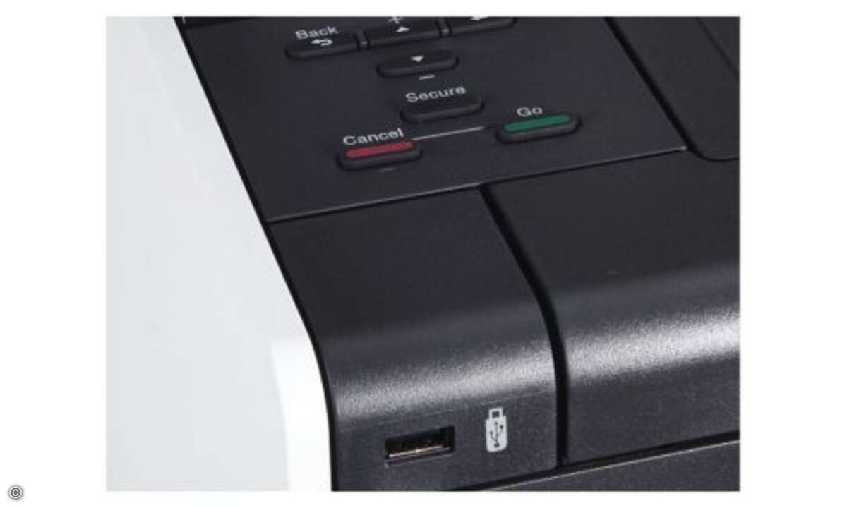 Der Brother erlaubt über einen zusätzlichen USB-Port den Direktdruck von einem USB-Stick.
