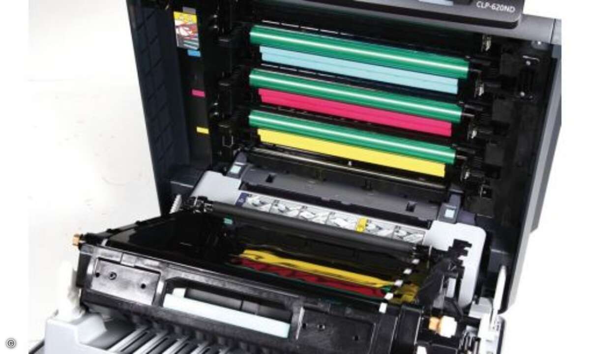 Beim Samsung CLP-620ND werden die Farben über ein Transferband in einem Durchgang auf das Papier übertragen.
