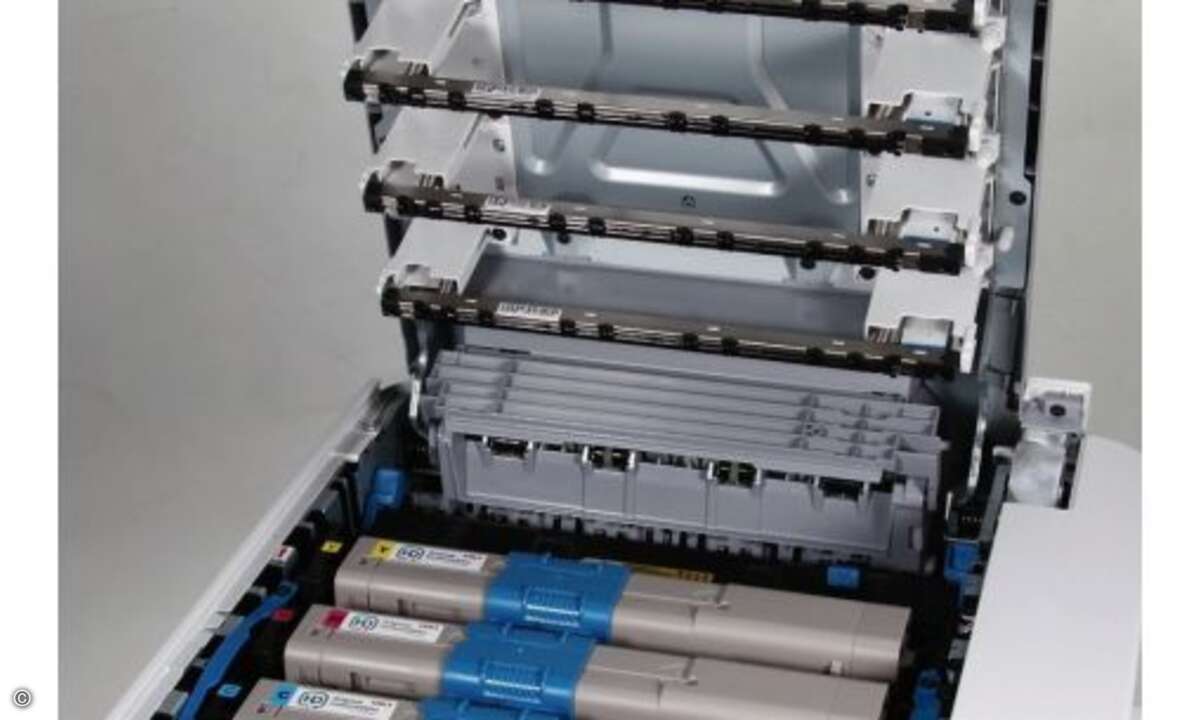Beim OKI C310dn werden die Bildtrommeln per LED-Zeilen belichtet. Diese sind an der Klappe oben gut zu erkennen.