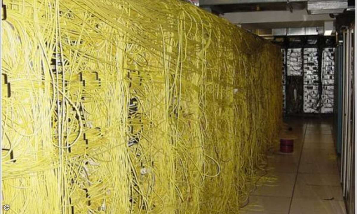 Nein, das ist kein Spinnennest, sondern ein Serverraum - So ein Kabelchaos kann jedoch schnell zur unternehmerischen Gefahr werden