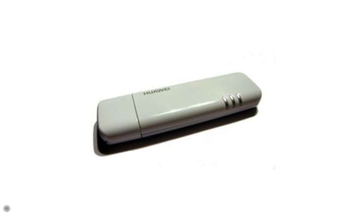 Wenn DSL zu langsam ist oder einmal ausfällt, dann machen Sie Ihre Fritzbox doch einfach zum UMTS-Router. Dazu müssen Sie lediglich einen UMTS-Stick mit dem USB-Anschluss der Fritzbox verbinden. Natürlich muss im Stick eine gültige SIM-Karte eines Mo