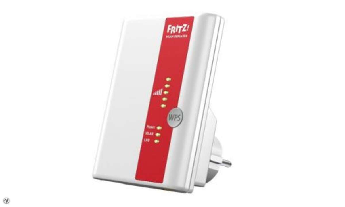 Hilft der Antennenumbau nicht oder haben Sie darauf keine Lust, dann können Sie das Fritzbox-WLAN auch mit Hilfe von AVMs FritzRepeater erweitern. Das kompakte Gerät wird einfach in eine Steckdose gesteckt, die gerade noch in Reichweite der Fritzbox