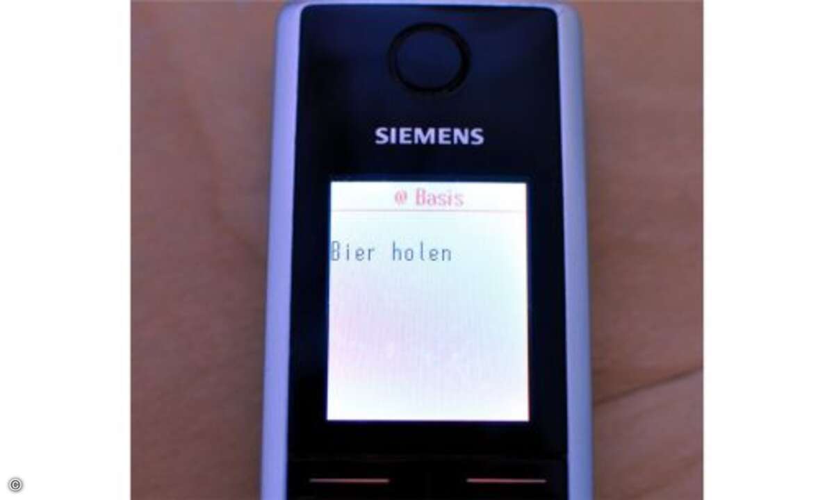 Das Lieblingsgetränk der Fritzbox-Entwickler? Bier! Wie wir darauf kommen? Heben Sie das Telefon ab und wählen Sie #96*6*. Dadurch leuchtet in den Displays aller mit der Fritzbox verbundenen Telefone kurz das Kommando