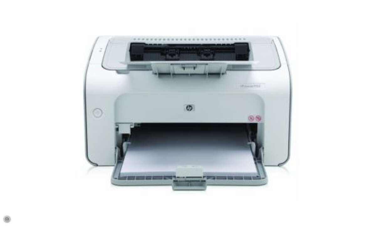Der HP LaserJet P 1102 ist ein Schwarz-/Weiß-Laserdrucker, der bis zu 18 Seiten pro Minute mit einer Auflösung von bis zu 1200 dpi mit HP FastRes 1200 schafft. Eine Druckkassette reicht für ca. 700 Seiten. Die Herstellergarantie kann kostenlos auf 3