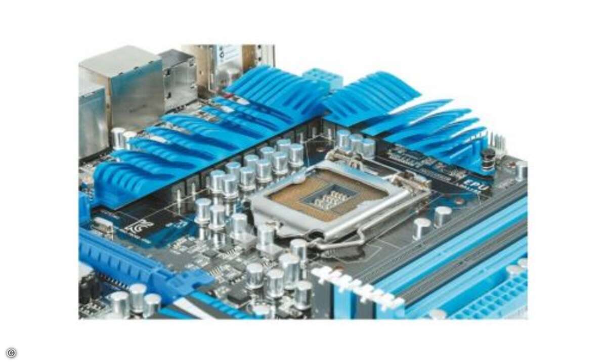 Nicht weniger als 16 Spannungsregler sitzen unter den blauen Kühlkörpern auf dem Asus P8Z68-V Pro.
© PC Magazin