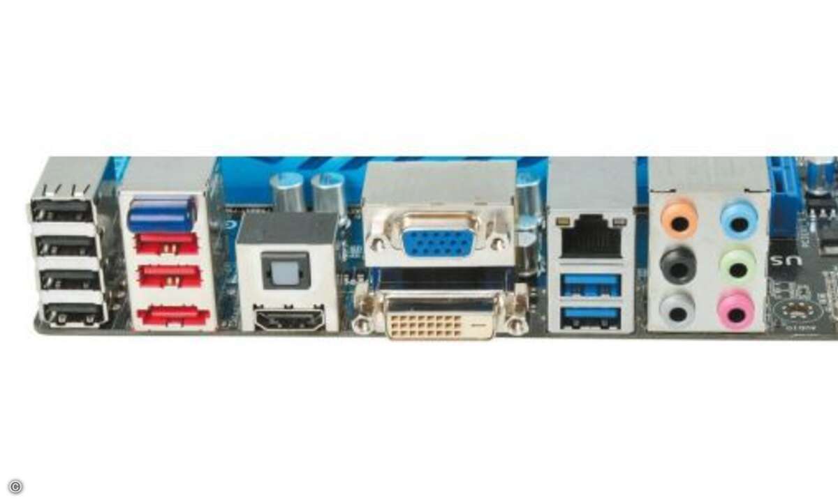 Auf dem Asus-Board ist zwar ein Firewire-Controller vorhanden, eine zugehörige Buchse fehlt aber auf dem ATX-Anschlussfeld. Auch eine passende Slotblende muss man separat erwerben.
© PC Magazin