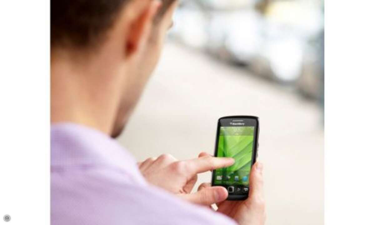 das Torch 9860 sieht auf den ersten Blick aus viele Smartphones - die ausziehbare Tastatur ist nicht zu erkennen.
© Blackberry