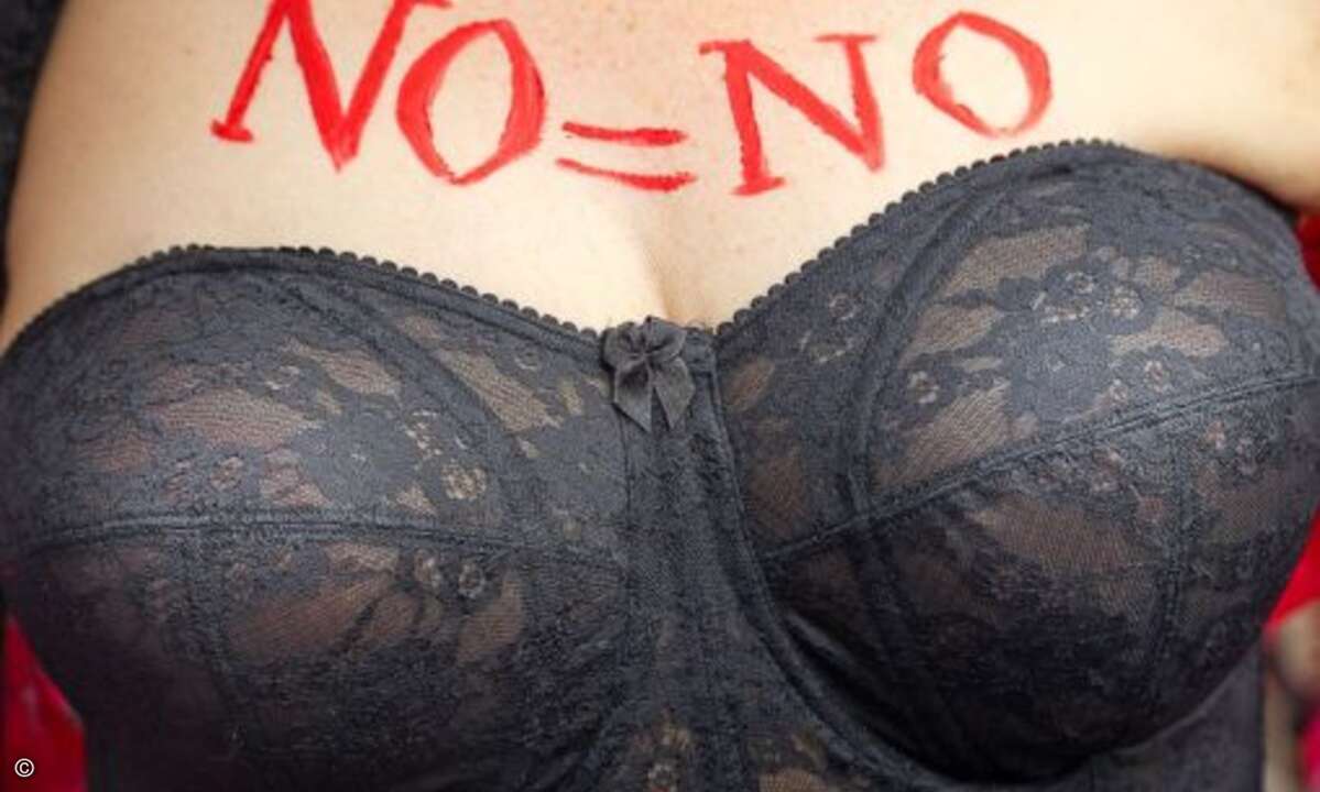 ... spielt auf die Phantasie vieler Männer an, dass Frauen auch mit NEIN eigentlich Ja meinen...