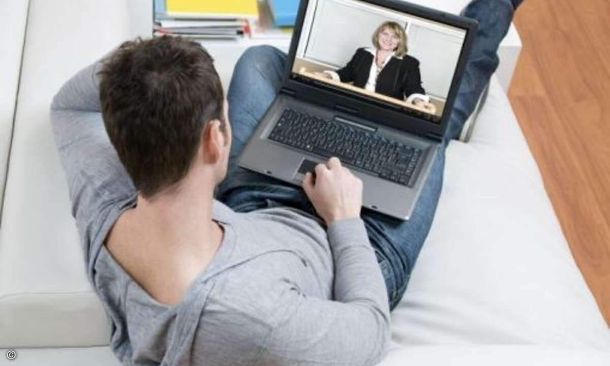 Sich im Video zu erkennen geben Bewerber sollten im Interview auf optimale Lichtverhältnisse und eine deutliche Aussprache achten. Sie sammeln Pluspunkte, wenn ihre Gesprächspartner sie im Videogespräch gut sehen und verstehen. Denn damit erleichtern