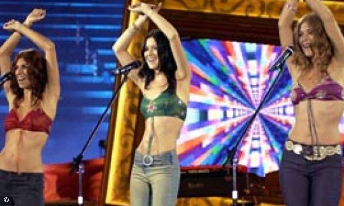 Zu ihrem Ketchup Song, Sommerhit des Jahres 2002, steuerten die drei spanischem Schwestern von Las Ketchup eine typische Sommerhit-Beigabe bei: einen eigenen, auf den Song abgestimmten Modetanz.