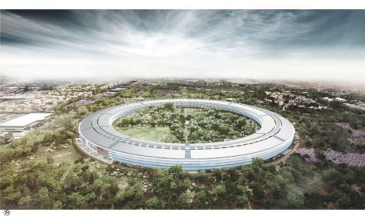 Der geplante Apple-Campus-2 aus der Vogelperspektive. Im Hintergrund ist das mehrstöckige Parkhaus zu sehen, das Platz für 4.300 Fahrzeuge bietet.
© Apple/Cupertino.org/Foster + Partners