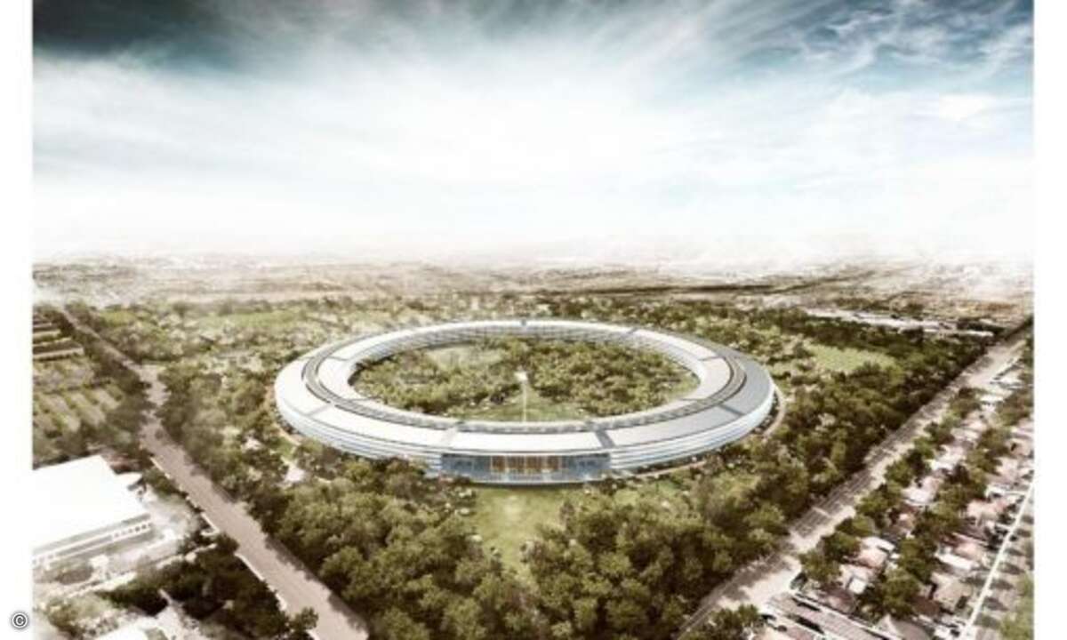 Im Hof des Hauptgebäudes werden später Bäume angepflanzt. Auch auf dem restlichen Gelände soll es sehr grün werden. Der Plan sieht 6.000 Neupflanzungen von Bäumen vor.
© Apple/Cupertino.org/Foster + Partners