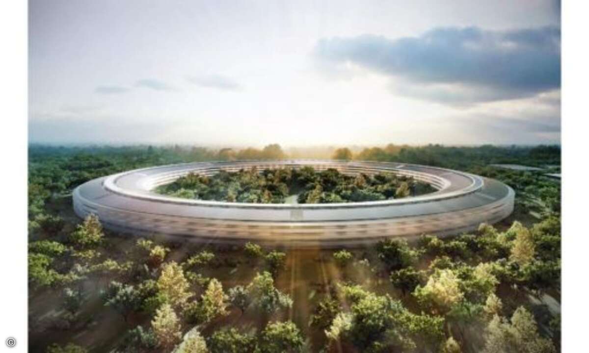 Steve Jobs hat Recht: Das Gebäude sieht aus wie ein gelandetes Raumschiff, das in der Sonne glänzt. Viel Glas und Lichtschächte sollen für eine weitgehend natürliche Beleuchtung sorgen.
© Apple/Cupertino.org/Foster + Partners