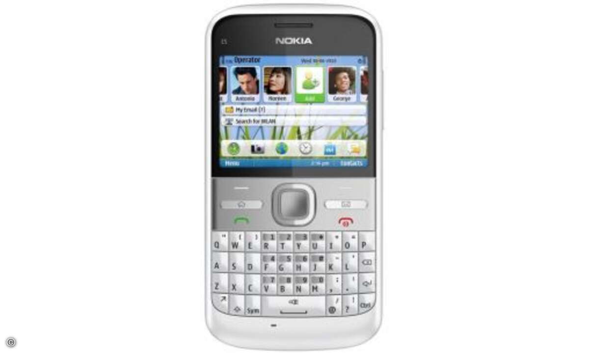 Platz 6: Nokia E5
Das Nokia E5 erinnert mit seiner vollwertigen Schreibmaschinentastatur und dem kleinen horizontalen Display an die Blackberry-Geräte von RIM. Das 2,4-Zoll-Display ist dabei Fluch und Segen zugleich. Einerseits ist es nur schlecht