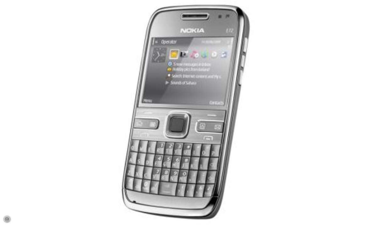 Platz 1: Nokia E72
Das E72 ist bereits seit Anfang 2010 auf dem Markt und steht seitdem als unangefochter Ausdauer-Weltmeister an der Spitze. Das Symbian-Smartphone kombiniert eine vollwertige QWERTZ-Tastatur mit einem 2,4 Zoll kleinen Display mit