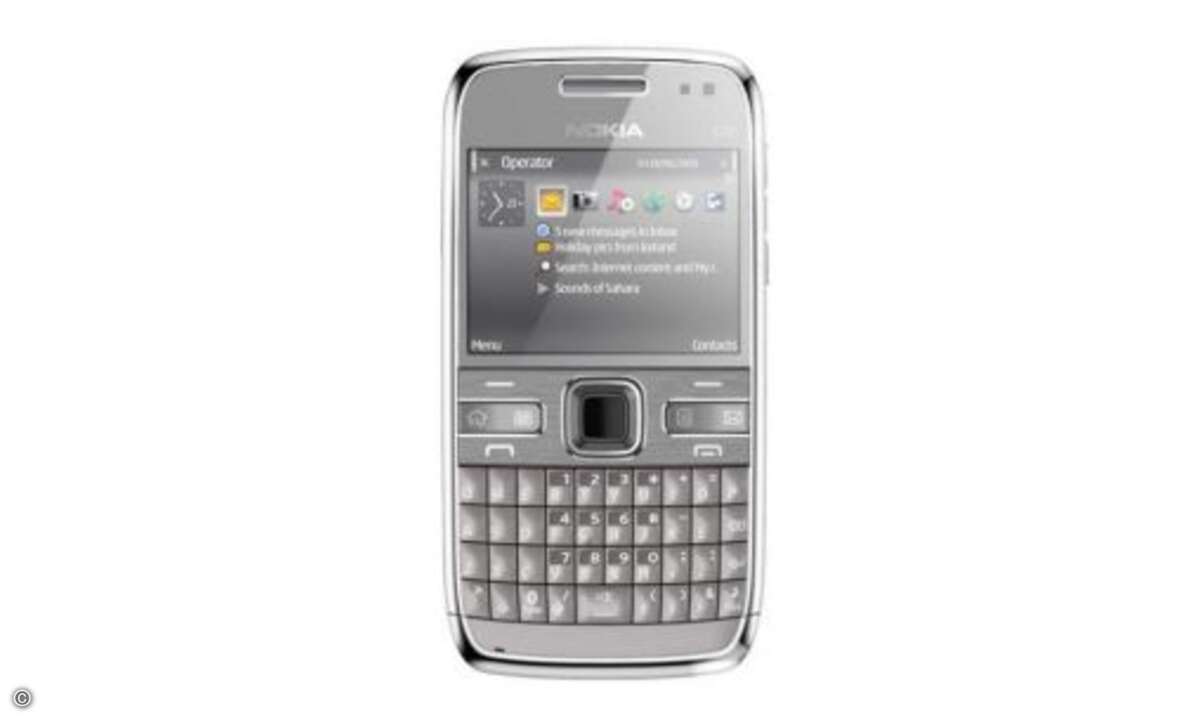 Platz 1: Nokia E72
Das kleine Display ist für das lange Durchhaltevermögen verantwortlich, weil es kaum Energie verbraucht. Ergebnis: Knapp 10 Stunden Betriebszeit bei typischer Nutzung schafft kein anderes Smartphone, auch die Gesprächszeiten sin