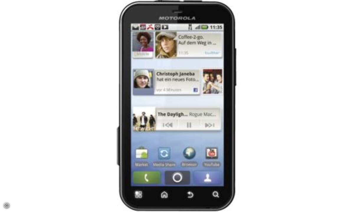 Motorola Defy
Das Defy von Motorola ist im Moment das einzig echte Outdoor-Smartphone im Markt. Dank einer kratzfesten Displayabdeckung aus „Corning Gorilla Glass“ und der gummierten Akkuabdeckung ist das Defy wirklich hart im Nehmen und ein unemp