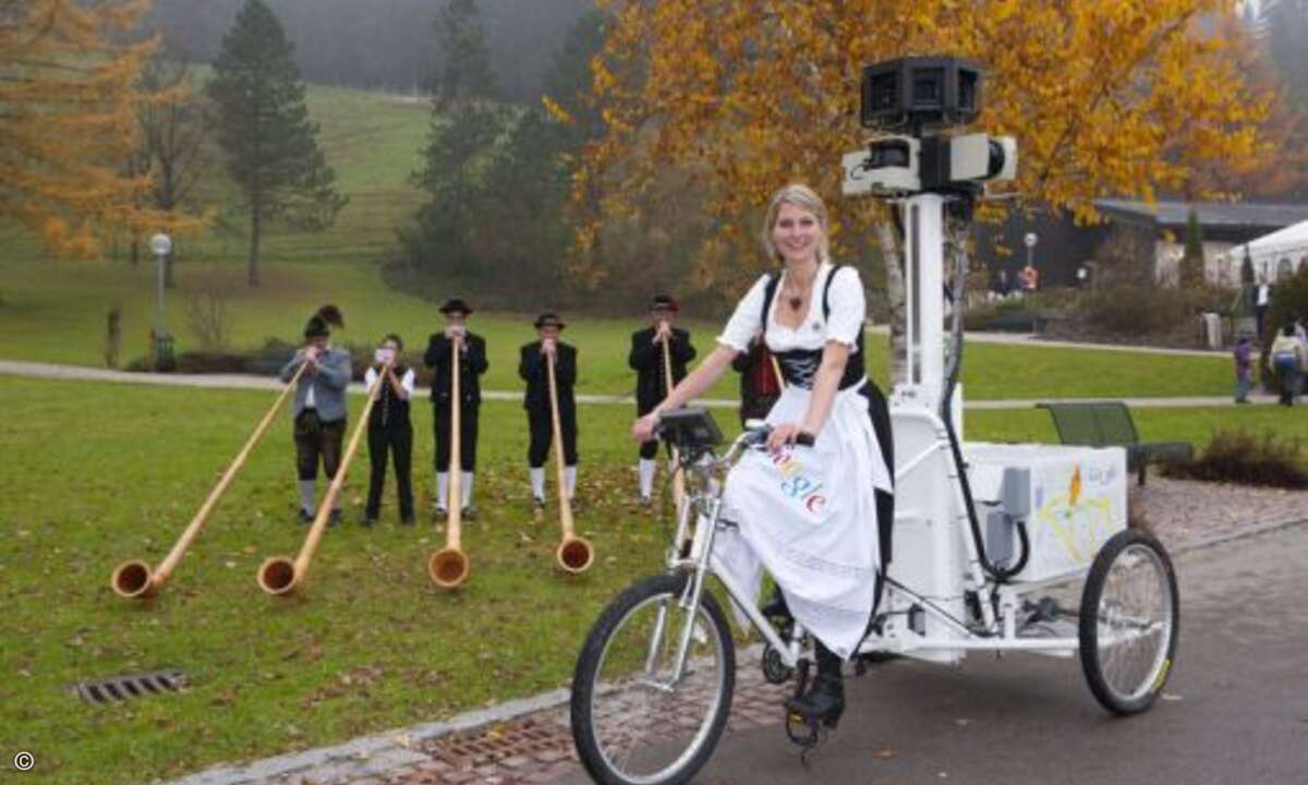 Google Germany GmbH
»Google's Panorama-Dienst Street View startet in Oberstaufen«
Kurzinfo
Bianca Keybach (Tourismusschefin von Oberstaufen) faehrt am Dienstag (02.11.2010) in Oberstaufen (Allgaeu) auf einem mit einer Kamera ausgeruesteten Google-