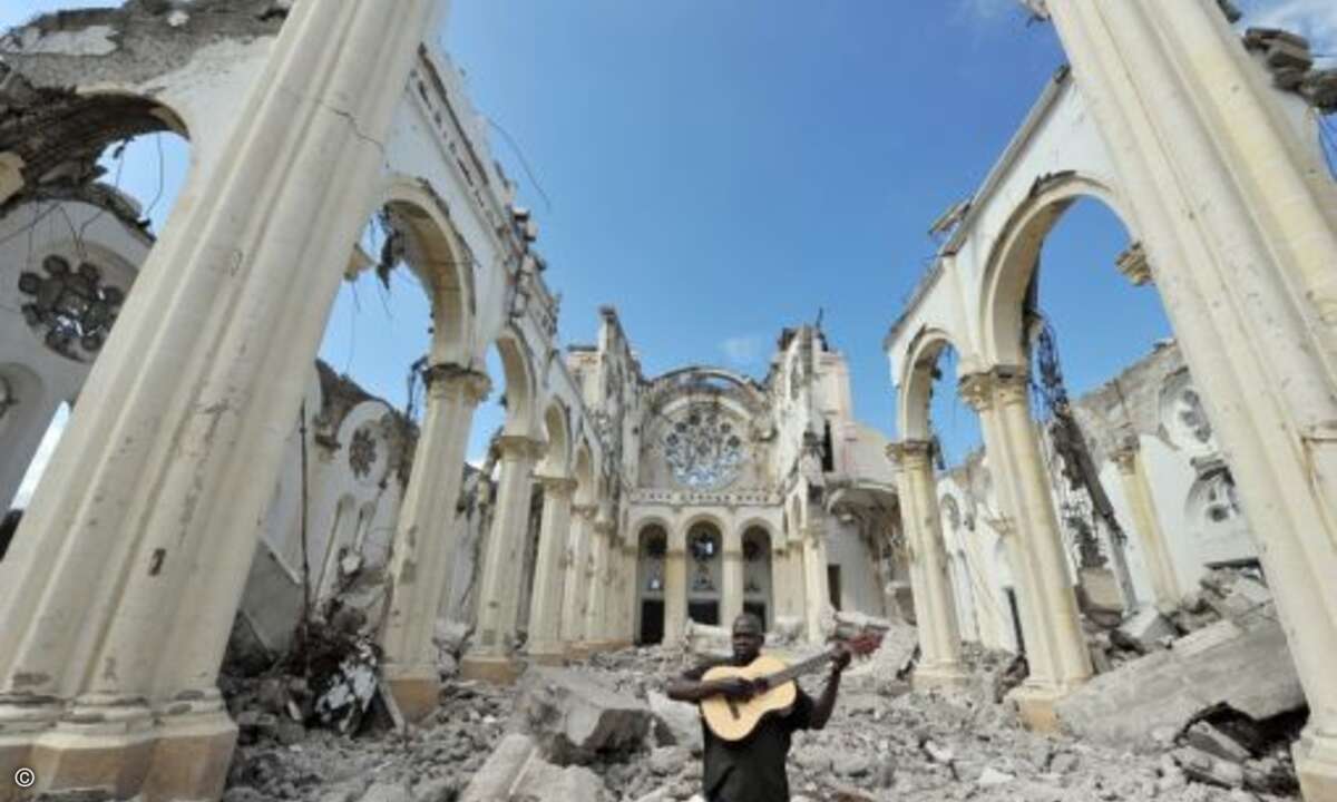 Diakonie Katastrophenhilfe
»Musik in der Kathedrale von Port-au-Prince«
Kurzinfo
Der blinde Sänger Olence Callixlexte singt am Dienstag (07.12.10) in der vom Erdbeben völlig zerstörten Kathedrale von Port-au-Prince. Er hat sich von seinem Sohn hin