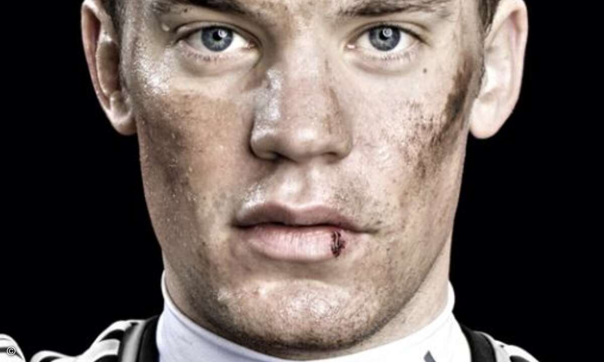 Sky Deutschland AG
»Fußball muss man live sehen! - Manuel Neuer«
Kurzinfo
Wenn die Fans nicht ins Stadion kommen, kommen die Fußballstars eben direkt vor die Haustür. Pünktlich zur Halbzeit statten Manuel Neuer, Arne Friedrich und Per Mertesacker