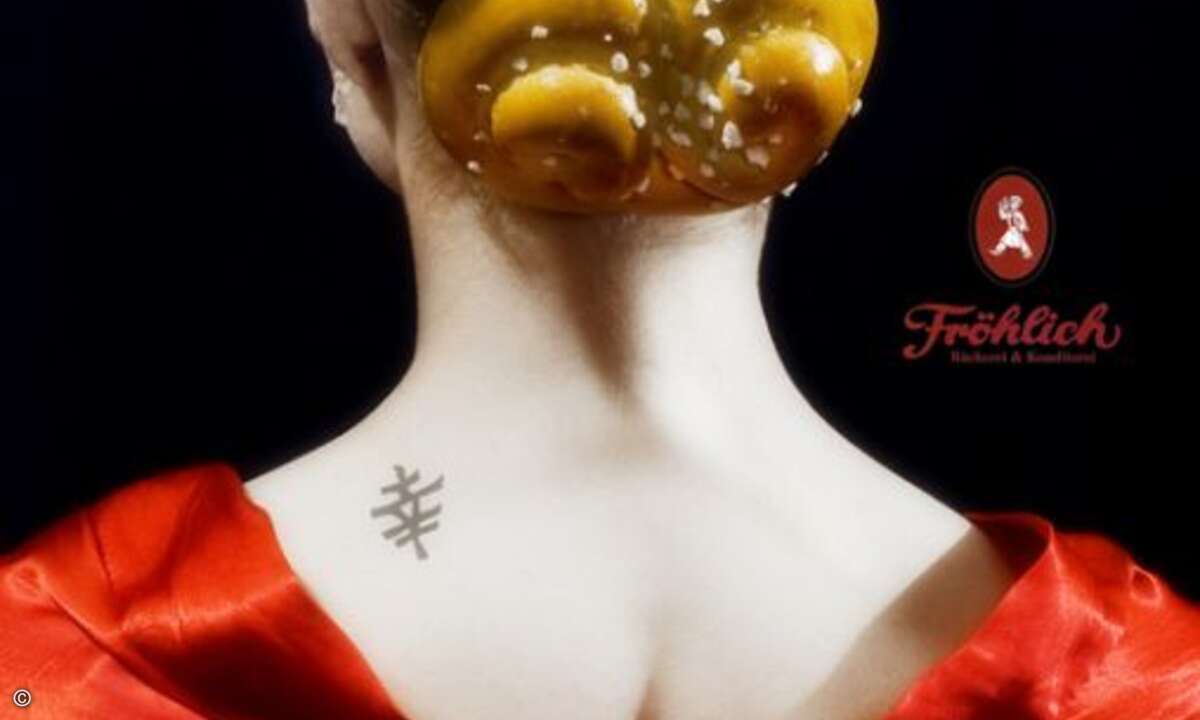 Bäckerei Fröhlich
»Fröhlichkeit«
Kurzinfo
Hier handelt es sich um eine Plakatserie und als Bildkaschierung auf div. Firmenfahrzeugen der Fa. Fröhlich Konditorei und Bäckerei. Die verwendeten Backwaren sind ausschließlich Produkte der Fa. Fröhlich.