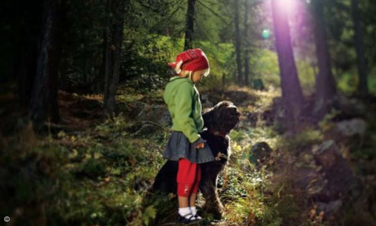 Touristische Unternehmung Grächen AG
»Wo Rotkäppchen keine Angst vor dem Wolf hat«
Kurzinfo
Dieses Bild wurde ihm Rahmen der Bewerbung des Familienferienorts Grächen im Wallis aufgenommen. Es unterstreicht den Claim