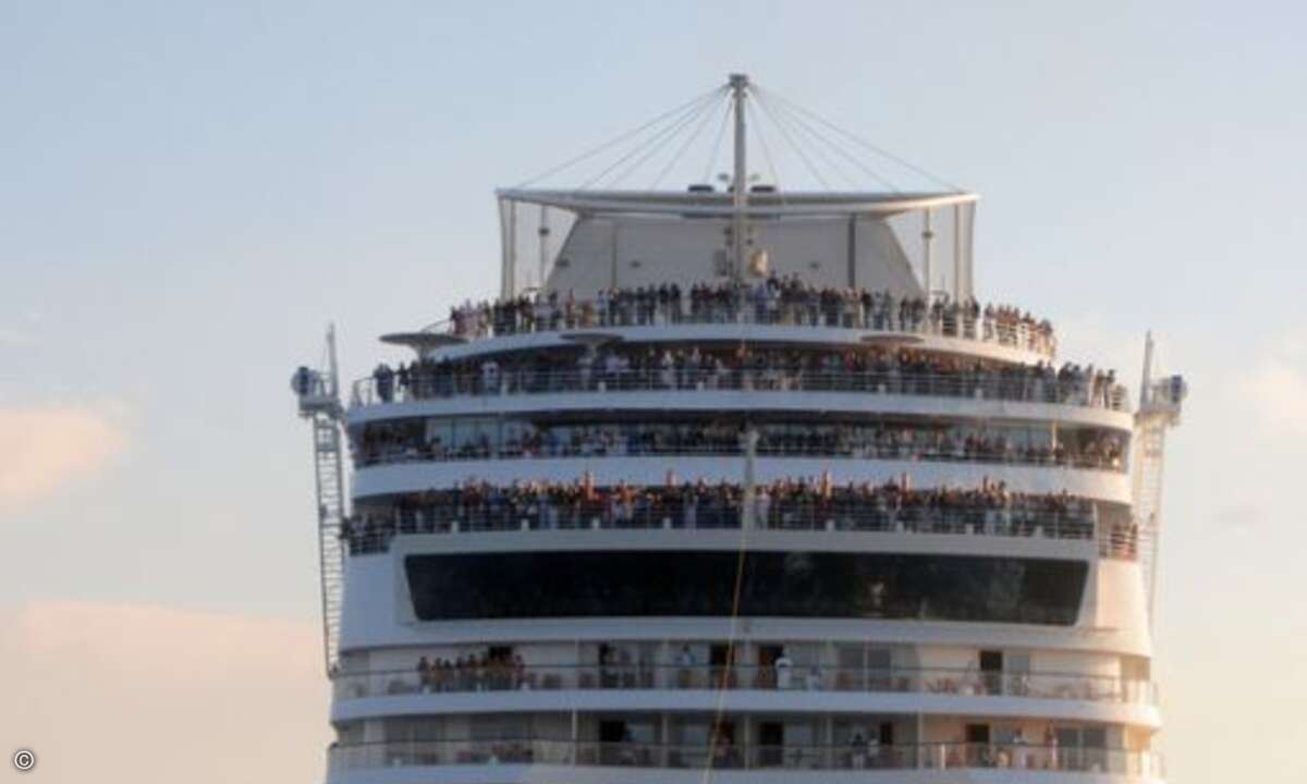 AIDA Cruises
»Wasserski Guinessbuch-Rekord mit dem Kreuzfahrtschiff AIDAbella«
Kurzinfo
Das Kreuzfahrtschiff AIDAbella schaffte einen neuen Guinnessbuch-Rekord und ist nun das größte Kreuzfahrtschiff, das je einen Wasserskifahrer gezogen hat. Der