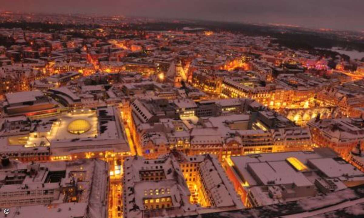 Westend. Public Relations GmbH
»Leipziger (City-)Winter by night«
Kurzinfo
Nachtaufnahme der Leipziger Innenstadt inkl. Winter und Weihnachtsmarkt im Auftrag der Leipzig Tourismus und Marketing GmbH (Standortmarketing).
Einreicher
Marko Mädge
F
